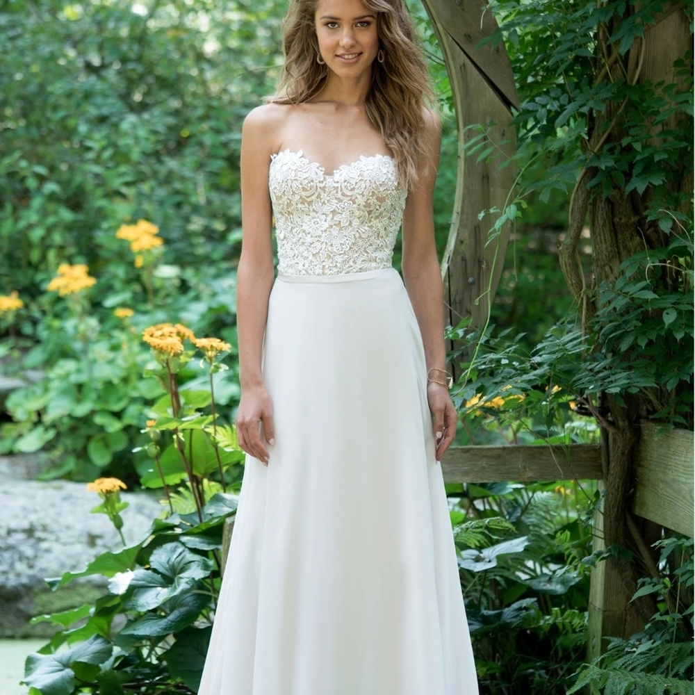 Elegant Ivory Lace Wedding Dress